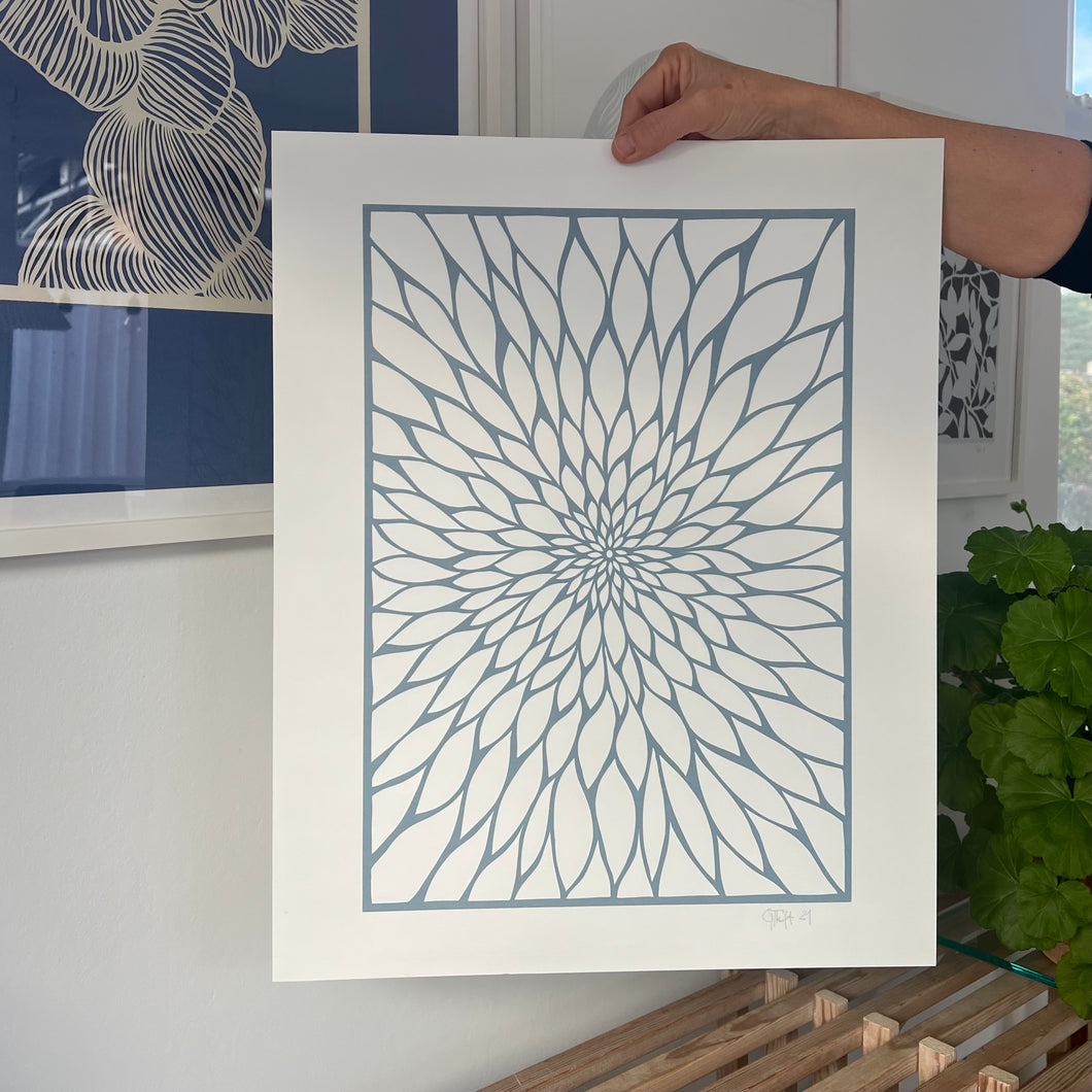 Støvet lyseblå • knækket hvid